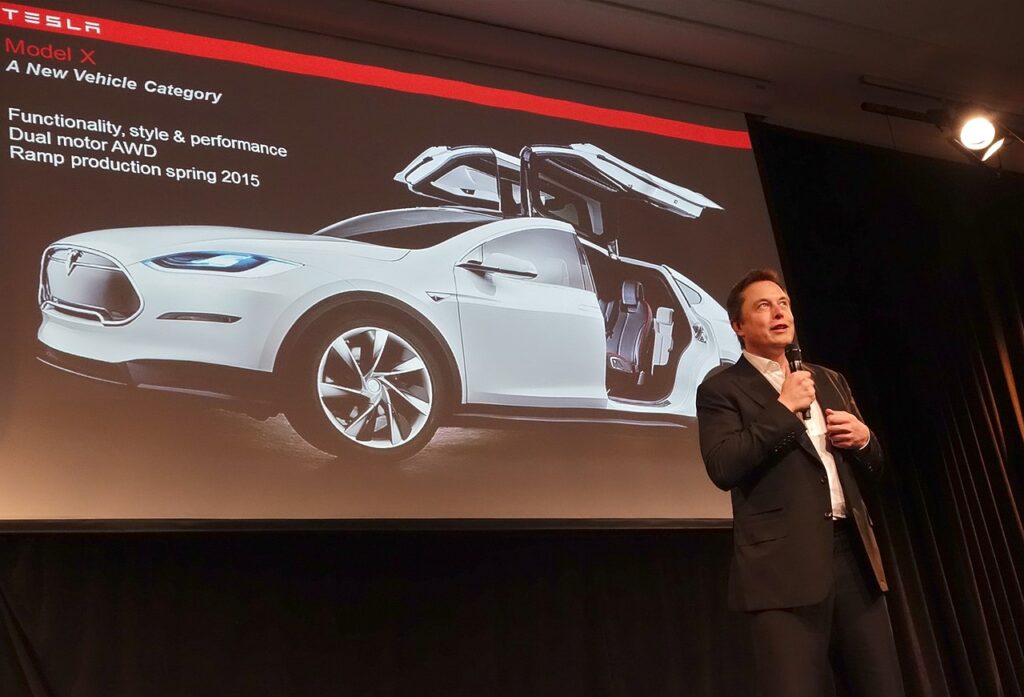 Elon Musk và xe Tesla. Nguồn: Wikipedia