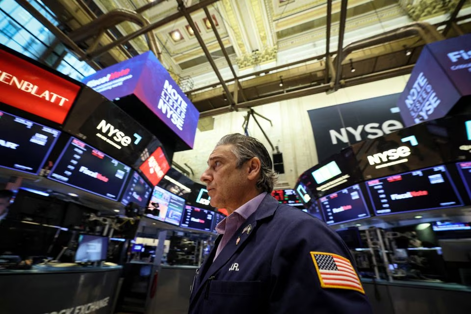 Các nhà giao dịch làm việc trên sàn của Sở giao dịch chứng khoán New York (NYSE) ở Thành phố New York, Hoa Kỳ. Nguồn: Reuter