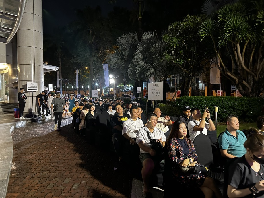 Hàng nghìn người Việt nhận iPhone 15 lúc nửa đêm