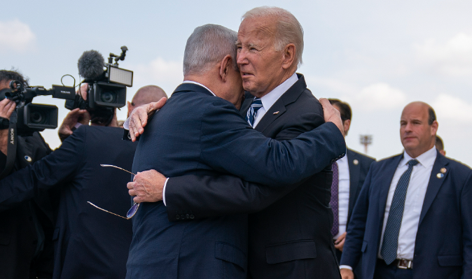 Tổng thống Mỹ Joe Biden (bên phải) ôm Thủ tướng Israel Benjamin Netanyahu trên đường băng sân bay Ben Gurion ở Tel Aviv ngày 18/10