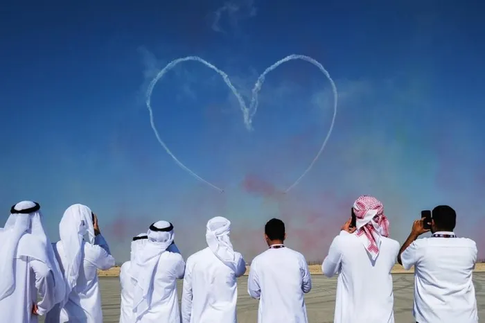 Màn biểu diễn của một đội nhào lộn tại Triển lãm hàng không Dubai 2023.