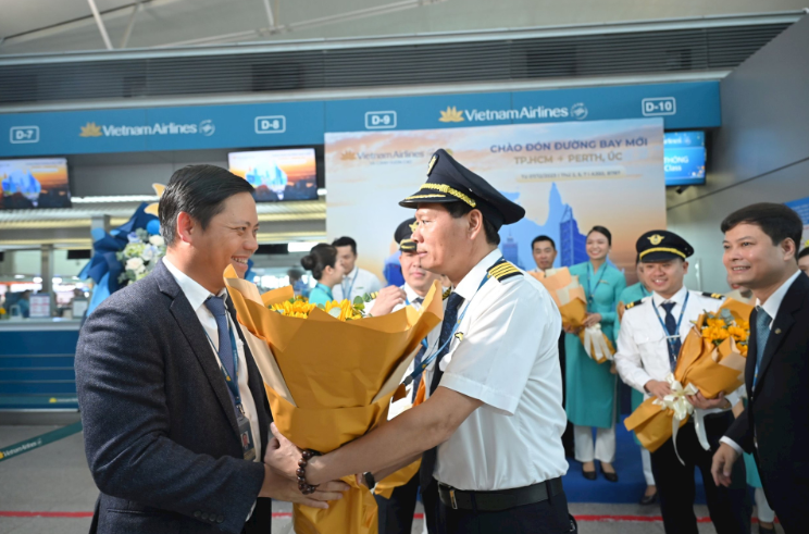 Đại diện Vietnam Airlines tặng hoa cho phi hành đoàn trong chuyến bay khai trương.