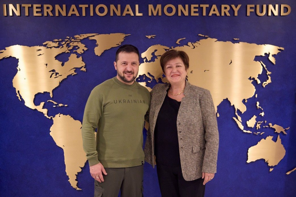 Chủ tịch IMF Kristalina Georgieva (bên phải) gặp gỡ Tổng thống Ukraine Volodymyr Zelensky