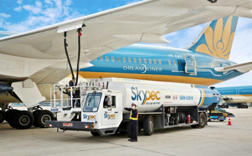 1 xe bồn Skypec tiếp nhiên liệu cho máy bay của Vietnam Airlines